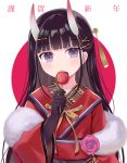  1girl azur_lane bangs black_gloves black_hair blunt_bangs blush candy_apple closed_mouth commentary_request eyebrows_visible_through_hair food gloves hair_ornament hairclip holding holding_food horns japanese_clothes kimono long_hair long_sleeves looking_at_viewer noshiro_(azur_lane) noshiro_(uncharted_festival_grounds?)_(azur_lane) oni oni_horns purple_eyes red_background red_kimono riria_(happy_strawberry) solo translation_request two-tone_background upper_body white_background wide_sleeves x_hair_ornament 