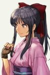  1girl black_hair bow brown_eyes closed_mouth fingerless_gloves gloves hair_bow hankuri japanese_clothes kimono long_hair ponytail red_bow sakura_taisen shinguuji_sakura simple_background smile solo 