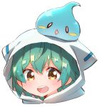  1girl 1other blush_stickers brown_eyes cloak cropped_torso diamond_mouth eyebrows_hidden_by_hair green_hair hair_between_eyes highres hood hooded_cloak ivy_(saijaku_tamer) looking_at_viewer nyaa_(nnekoron) open_mouth saijaku_tamer_wa_gomi_hiroi_no_tabi_wo_hajimemashita short_hair simple_background slime_(creature) smile solid_oval_eyes solo sora_(saijaku_tamer) teeth upper_teeth_only white_background white_cloak 