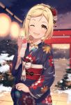  &gt;_o 1girl :d ;d absurdres blonde_hair blush bow focused highres horse_tail huge_filesize japanese_clothes kimono kyouou_ena long_sleeves looking_at_viewer love_live! love_live!_sunshine!! ohara_mari one_eye_closed open_mouth short_hair smile snowing solo tail yellow_eyes yukata 