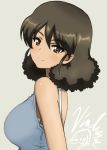  1girl bangs black_hair brown_eyes bukkuri casual character_name closed_mouth commentary_request curly_hair dark_skin dated dress eyebrows_visible_through_hair from_side girls_und_panzer grey_background highres looking_at_viewer looking_back medium_hair partial_commentary signature smile solo spaghetti_strap upper_body viridiana_(girls_und_panzer) white_dress 