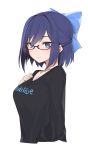  1girl alternate_breast_size black_shirt blue_eyes blue_hair blush bow closed_mouth copyright_name eyebrows_visible_through_hair glasses hair_between_eyes hair_bow hand_on_own_chest highres hololive long_sleeves looking_at_viewer shirt short_hair simple_background smile solo t-shirt tokino_sora_channel upper_body white_background yaman yuujin_a_(tokino_sora_channel) 