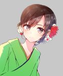  1girl absurdres bangs brown_eyes brown_hair closed_mouth dutch_angle eyebrows_visible_through_hair flower green_kimono grey_background hair_flower hair_ornament highres himemiya_shuang japanese_clothes kimono looking_at_viewer original red_flower short_hair simple_background smile solo upper_body 