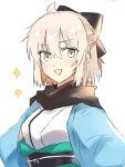  1girl black_bow black_scarf blonde_hair blush bow doyagao fate/grand_order fate_(series) hair_bow haori japanese_clothes kimono koha-ace looking_at_viewer okita_souji_(fate) okita_souji_(koha-ace) open_mouth scarf shiho_(shihoteifujo) simple_background smile smug solo upper_body white_background white_kimono yellow_eyes 