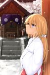  1girl blonde_hair bow breath closed_mouth commentary_request hair_between_eyes hair_bow hakama hakama_skirt hands_in_opposite_sleeves highres japanese_clothes kimono long_hair original purple_eyes red_hakama shrine skirt snow snowing solo stairs stone_stairs very_long_hair watarui white_bow white_kimono 
