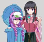  2girls ahoge aqua_eyes black_hair braid collared_shirt date_akari furby_hmt green_hakama grey_background hair_ornament hakama heaven_burns_red in_trash_can japanese_clothes kimono long_hair long_sleeves looking_at_another multicolored_hair multiple_girls nikaidou_misato open_mouth pink_hair pink_kimono purple_eyes purple_hair shaded_face shirt sweat twin_braids two-tone_hair upper_body visor_cap white_shirt wide_sleeves 