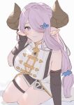  1girl arm_support asymmetrical_gloves bare_shoulders blue_eyes braid breasts brown_horns cleavage cleavage_cutout closed_mouth clothing_cutout commentary_request demon_horns draph granblue_fantasy hair_ornament hair_over_one_eye highres horns large_breasts looking_at_viewer narmaya_(granblue_fantasy) parted_bangs pink_hair simple_background sitting skindentation smile solo sta_49 star_v1sta thick_thighs thigh_strap thighs white_background yokozuwari 