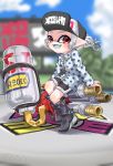  1girl amakusa_setoka artist_name bangs baseball_cap black_footwear black_headwear black_shorts blue_sky blunt_bangs blurry blurry_background boots clothes_writing cloud cloudy_sky commentary day depth_of_field domino_mask emblem fang grey_shirt grey_tongue gym_shorts hat highres hydra_splatling_(splatoon) inkling inkling_(language) long_sleeves looking_at_viewer mask open_mouth outdoors pointy_ears print_shirt red_eyes shirt short_hair short_ponytail shorts signature sitting skin_fang sky smile solo splatoon_(series) splatoon_2 tentacle_hair 