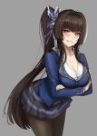  1girl bangs black_hair blush breasts brown_dust cleavage commentary_request crossed_arms eyebrows_visible_through_hair grey_background grin highres kibellin korean_commentary looking_at_viewer photoshop_(medium) red_eyes side_ponytail simple_background smile solo 