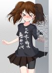  &gt;_&lt; 1girl artist_name black_shirt blush brown_hair character_name highres inaba_shiki kantai_collection pleated_skirt ryuujou_(kantai_collection) shirt shitty_t-shirt_naval_base shorts shorts_under_skirt skirt smile solo translation_request twintails 