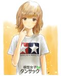  1girl bangs brown_eyes brown_hair eyebrows_visible_through_hair highres kowiru looking_at_viewer medium_hair original shirt simple_background smile solo swept_bangs t-shirt upper_body 