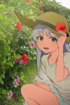 1girl :d alternate_costume bangs breasts flower green_eyes hat hat_flower highres index long_hair looking_at_viewer miniskirt open_mouth outdoors photo_background pleated_skirt shirt short_sleeves sidelocks silver_hair skirt small_breasts smile solo squatting straw_hat sun_hat t-shirt teruya_(6w6y) thighs to_aru_majutsu_no_index white_shirt 