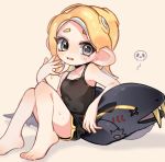  1girl barefoot beige_background black_shirt black_shorts blonde_hair camisole commentary dolphin_shorts fang fanning_face grey_eyes leaning_back looking_at_viewer maco_spl makeup mascara medium_hair octoling parted_lips pointy_ears salmonid shadow shirt short_shorts shorts simple_background sitting skull solo splatoon_(series) suction_cups sweat tentacle_hair yellow_tongue 