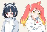  2girls bangs black_hair black_hairband blonde_hair blunt_bangs blush closed_mouth commentary_request drawstring grey_background hairband hikasa_tomoshika hood hood_down hoodie jacket jitomi_monoe kiko_(kikobooom) long_sleeves magnet multicolored_hair multiple_girls parted_lips red_eyes red_hair simple_background sleeves_past_wrists sweat twintails two-tone_hair upper_body virtual_youtuber voms white_hoodie white_jacket yellow_eyes zipper_pull_tab 