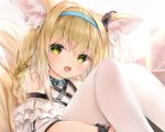  1girl animal_ears arknights bangs bare_shoulders black_choker blonde_hair blue_hairband blush braid chen_bin choker commentary_request eyebrows_visible_through_hair fang feet_out_of_frame fox_ears green_eyes hairband head_tilt knees_up leg_hug long_hair looking_at_viewer open_mouth pantyhose sitting solo suzuran_(arknights) upper_body white_legwear 