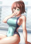  1girl absurdres arm_support blue_swimsuit blurry brown_hair chain-link_fence character_name commentary_request competition_swimsuit copyright_request cowboy_shot depth_of_field fence green_eyes highres looking_at_viewer one-piece_swimsuit one_eye_closed short_hair sitting smile solo swimsuit virtual_youtuber yurinozuku1112 