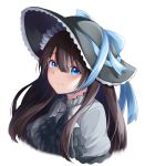  1girl ascot bangs black_hair black_headwear black_neckwear blue_bow blue_eyes bow capelet closed_mouth commentary_request cropped_torso enatsu eyebrows_visible_through_hair hair_between_eyes hat hat_bow highres long_hair looking_at_viewer original simple_background smile solo upper_body virtual_youtuber white_background white_bow white_capelet 