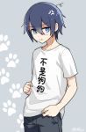  1boy :i anger_vein blue_eyes blue_hair chinese_commentary chinese_text clothes_writing commentary denim jeans looking_at_viewer male_focus minahoshi_taichi pants paw_print pouty_lips shirt shirt_tug short_sleeves translated twitter_username upper_body v-shaped_eyebrows vocaloid white_shirt zhiyu_moke 