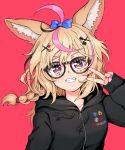  1girl animal_ear_fluff animal_ears antenna_hair bespectacled black-framed_eyewear black_hair black_hoodie blonde_hair blue_bow bow braid fox_ears glasses grin hair_bow hair_ornament hair_tie highres holofive hololive hood hoodie long_hair looking_at_viewer multicolored_hair nail_polish omaru_polka pink_hair purple_eyes red_background simple_background smile solo star-shaped_pupils star_(symbol) streaked_hair symbol-shaped_pupils symbol_commentary upper_body v virtual_youtuber x_hair_ornament yoban 