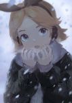  1girl blonde_hair blue_eyes bow breath coat cold dark earmuffs film_grain forehead from_above hair_bow hair_ornament hairclip hands_up highres kagamine_rin looking_to_the_side looking_up night open_mouth scarf sishenfan sketch snow snowing solo upper_body vocaloid warming_hands winter winter_clothes winter_coat 