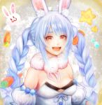  1girl :3 animal_ear_fluff animal_ears bangs blue_hair bow braid breasts bunny bunny-shaped_pupils bunny_ears carrot carrot_hair_ornament coat commentary_request creature detached_sleeves food_themed_hair_ornament fur-trimmed_coat fur_scarf fur_trim hair_bow hair_ornament hololive khn_(kihana) long_hair looking_at_viewer medium_breasts multicolored_hair open_mouth orange_eyes rabbit_girl scarf solo star_(symbol) strapless_coat teeth twin_braids two-tone_hair upper_body usada_pekora virtual_youtuber white_bow white_coat white_hair white_scarf white_sleeves 