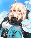  1girl :o ahoge akatsuki_(ggsy7885) arm_guards bangs black_bow black_scarf blonde_hair blurry blurry_background bow breasts cloud eyebrows_visible_through_hair fate/grand_order fate_(series) from_side grabbing green_eyes hair_between_eyes hair_bow hair_strand hand_up haori highres japanese_clothes kimono koha-ace long_sleeves looking_at_viewer looking_to_the_side medium_breasts messy_hair obi okita_souji_(fate) okita_souji_(fate)_(all) parted_lips sash scarf short_hair sidelocks solo standing upper_body white_kimono 