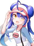  1girl ahoge amamiya_kokoro bag bangs blue_hair breasts commentary_request cosplay double_bun fang hair_over_one_eye hand_on_headwear highres looking_back nijisanji open_mouth pokemon pokemon_(game) pokemon_bw2 raglan_sleeves rosa_(pokemon) rosa_(pokemon)_(cosplay) shiny shiny_hair shirt sidelocks skin_fang smile solo tongue twintails umiinu upper_body virtual_youtuber visor_cap yellow_eyes 