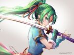  1girl aqua_gloves bangs blue_shirt breasts clear_glass_(mildmild1311) closed_mouth eyebrows_visible_through_hair fingerless_gloves fire_emblem fire_emblem:_the_blazing_blade floating_hair from_side gloves green_eyes green_hair grey_background hair_between_eyes hair_ornament high_ponytail highres holding holding_sword holding_weapon katana long_hair lyn_(fire_emblem) medium_breasts shirt short_sleeves smile solo sword twitter_username upper_body very_long_hair weapon 