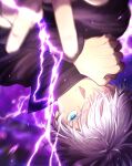  1boy bangs black_jacket blue_eyes covered_mouth electricity eyelashes gojou_satoru hair_over_one_eye hand_up high_collar highres jacket jujutsu_kaisen long_sleeves looking_at_viewer male_focus purple_background short_hair solo upper_body upside-down white_hair yuka_(pixiv38407039) 