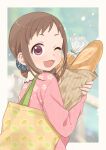  1girl :3 ;d bag baguette birthday blouse blue_scrunchie blurry blurry_background border bread brown_hair collar collared_blouse depth_of_field drill_hair drill_ponytail fang fence floral_print food food_print hair_ornament hair_scrunchie highres holding holding_bag holding_food idolmaster idolmaster_cinderella_girls light_particles long_hair long_sleeves looking_at_viewer looking_back low-tied_long_hair melon_bread one_eye_closed oohara_michiru open_mouth outdoors outside_border paper_bag pink_blouse pink_eyes plastic_wrap print_bag print_blouse rn10r scrunchie shiny shiny_hair shiny_skin shoulder_bag side_ponytail sidelocks smile solo symbol_commentary upper_body white_border white_collar wooden_fence yellow_bag 