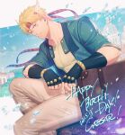  1boy artist_name battle_tendency birthday black_gloves blonde_hair brown_pants caesar_anthonio_zeppeli character_name commentary_request dated dutch_angle facial_mark feathers fingerless_gloves glint gloves green_eyes green_jacket green_shirt hair_feathers happy_birthday headband jacket jojo_no_kimyou_na_bouken kuren looking_at_viewer male_focus pants shirt short_hair signature smile solo suitcase triangle_print water_drop 