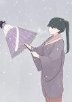  1girl bangs black_hair blue_eyes bow breath closed_mouth commentary_request eyebrows_visible_through_hair from_side green_bow grey_background hair_bow holding holding_umbrella houshou_(kancolle) japanese_clothes kantai_collection kimono long_hair looking_to_the_side mihama_machi oil-paper_umbrella opening ponytail purple_umbrella red_kimono smile snow solo umbrella 