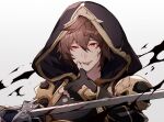  1boy armor black_gloves black_shirt blood blood_on_face bloody_weapon brown_hair commentary_request crazy_eyes crazy_smile eyebrows_visible_through_hair fingerless_gloves gloves gold_trim granblue_fantasy highres hizuki_miya holding holding_sword holding_weapon hood hood_up male_focus red_eyes sandalphon_(granblue_fantasy) shirt short_hair shoulder_armor simple_background smile solo sword upper_body weapon white_background 