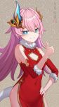  1girl bangs bare_shoulders blue_eyes bow brown_background china_dress chinese_clothes chinese_text dress hair_between_eyes hair_bow hair_ornament hand_on_hip highres honkai_(series) honkai_impact_3rd long_hair looking_at_viewer pink_hair rozaliya_olenyeva smile solo tail teeth thumbs_up youtuou 