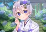  1boy ahoge black_bow blurry blurry_background blush bow commentary_request eyebrows_visible_through_hair girly_boy hair_between_eyes hair_bow highres japanese_clothes jewelry kimono looking_at_viewer male_focus necklace original outdoors purple_eyes short_hair sidelocks silver_hair solo stairs suzu_(minagi) white_kimono 