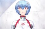  1girl ayanami_rei blue_hair bodysuit hair_between_eyes hairpods highres interface_headset looking_up mogudan neon_genesis_evangelion pilot_suit plugsuit rebuild_of_evangelion red_eyes short_hair smile solo upper_body wall white_bodysuit 