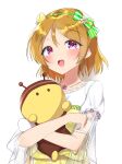  1girl absurdres bangs blush bow commentary_request dress eyebrows_visible_through_hair green_bow hair_bow headband highres jewelry koizumi_hanayo looking_at_viewer love_live! love_live!_school_idol_project necklace object_hug open_mouth orange_hair pink_eyes shirt short_hair short_sleeves sidelocks smile solo stuffed_toy umi-chan_(umi-chan_koubou) white_background white_shirt yellow_dress 