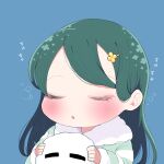  1girl blue_background chibi closed_eyes fur_trim green_hair hair_ornament hairclip highres holding holding_stuffed_toy indie_virtual_youtuber sleepy stuffed_toy sumi_suya sunao_na_kapipara upper_body virtual_youtuber 