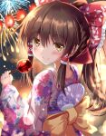  1girl alternate_costume arm_up blurry blurry_background blush bokeh bow brown_eyes brown_hair candy_apple commentary depth_of_field eyebrows_visible_through_hair festival fireworks floral_print food hair_between_eyes hair_bow hair_tubes hakurei_reimu hand_fan highres holding holding_food japanese_clothes kimono lantern looking_at_viewer looking_back night obi outdoors paper_fan paper_lantern ponytail sash shiny shiny_hair sidelocks smile solo standing touhou uchiwa unory upper_body yukata 