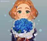  1girl bangs blonde_hair blue_flower bouquet closed_mouth commentary_request english_text flower green_eyes hair_ornament hair_pulled_back hairclip holding holding_bouquet looking_at_viewer pointy_ears princess_zelda short_hair shuri_(84k) smile solo thank_you the_legend_of_zelda the_legend_of_zelda:_breath_of_the_wild twitter_username upper_body 