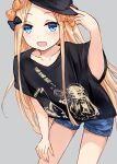  1girl :d abigail_williams_(fate) arm_up asle bangs black_bow black_headwear black_shirt blonde_hair blue_eyes blue_shorts blush bow collarbone commentary_request denim denim_shorts fate/grand_order fate_(series) forehead grey_background hair_bow hand_on_headwear hat leaning_forward long_hair looking_at_viewer open_mouth orange_bow parted_bangs polka_dot polka_dot_bow print_shirt shirt short_shorts short_sleeves shorts simple_background smile solo translation_request very_long_hair 