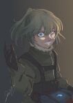  1girl absurdres blonde_hair blue_eyes brown_gloves constricted_pupils crazy_smile danieri fur-trimmed_collar gloves gradient gradient_background grey_background highres leather leather_gloves looking_at_viewer pilot_suit ponytail shaded_face smile solo tan_background tanya_degurechaff upper_body youjo_senki 
