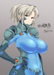  1girl bangs blonde_hair bodysuit breasts brown_background commission covered_navel fikatsia_latrova fortified_suit green_eyes hair_behind_ear hand_on_hip highres impossible_bodysuit impossible_clothes large_breasts looking_at_viewer makishima_azusa muvluv muvluv_alternative muvluv_total_eclipse parted_bangs pilot_suit ponytail signature skeb_commission skin_tight smile solo upper_body 