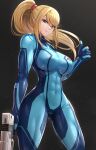  1girl abs absurdres aqua_eyes bangs blonde_hair blue_bodysuit bodysuit breasts closed_mouth commentary_request covered_abs covered_navel energy_gun gonzarez grey_background hand_up highres holding holding_weapon large_breasts lips long_hair metroid mole mole_under_mouth muscular muscular_female ponytail samus_aran shiny shiny_hair sidelocks simple_background skin_tight smile solo thumbs_up tied_hair toned weapon zero_suit 