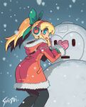  1girl artist_name black_legwear blonde_hair bow character_snowman coat commentary_request earmuffs feet_out_of_frame fur_trim green_bow green_eyes hair_bow long_hair long_sleeves looking_at_viewer looking_back mega_man_(classic) mega_man_(series) open_mouth pantyhose pink_mittens ponytail red_coat roll_(mega_man) shisui snowing solo winter_clothes winter_coat 