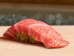  blurry blurry_background bokeh commentary_request depth_of_field english_commentary food food_focus highres meat mixed-language_commentary no_humans original partial_commentary photorealistic rice salmon shiny soraciel still_life sushi 
