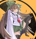  1girl adapted_costume ahoge black_legwear bow breasts brown_eyes brown_hair brown_wings cape closed_mouth collared_shirt feathered_wings foot_out_of_frame frilled_shirt_collar frills green_bow green_skirt hair_bow hand_on_own_leg highres leg_up long_hair looking_at_viewer medium_breasts no_shoes pleated_skirt radiation_symbol reiuji_utsuho shirt skirt smile solo song113 thighhighs third_eye touhou white_cape white_shirt wings yellow_background zettai_ryouiki 