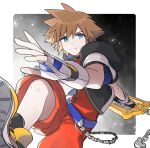  1boy blue_eyes brown_hair fingerless_gloves gloves highres jewelry jyaco_sk1130 keyblade kingdom_hearts kingdom_hearts_i kingdom_key looking_at_viewer male_focus necklace short_hair simple_background smile solo sora_(kingdom_hearts) spiked_hair super_smash_bros. weapon 