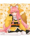 1girl absurdres animal_ear_fluff animal_ears blush bow fate/samurai_remnant fate_(series) fox_ears fox_girl fox_tail highres japanese_clothes kimono kogemu_(kgm_3) long_hair looking_at_viewer pantyhose pink_hair short_eyebrows sitting sleeves_past_fingers sleeves_past_wrists smile solo tail tamamo_(fate) tamamo_aria_(fate) white_footwear white_pantyhose yellow_bow yellow_kimono 