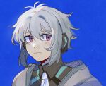  1boy absurdres black_shirt blue_background closed_mouth commentary eiyuu_densetsu grey_hair grey_hoodie hair_between_eyes headphones highres hood hoodie kuro_no_kiseki leorlontyan necktie purple_eyes quatre_salision shirt short_hair simple_background solo upper_body white_necktie 